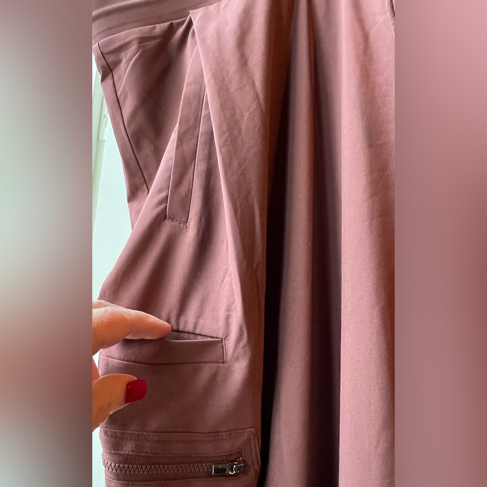 Athleta - Venture Pant - NWT - Size 26 - Brown
++++ SNAG +++++